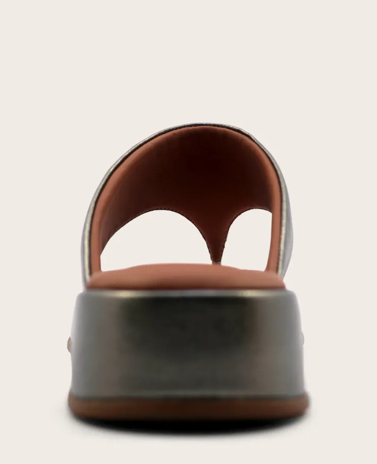 GENTLE SOULS - Daya Metallic Thong Sandal>Kenneth Cole Outlet
