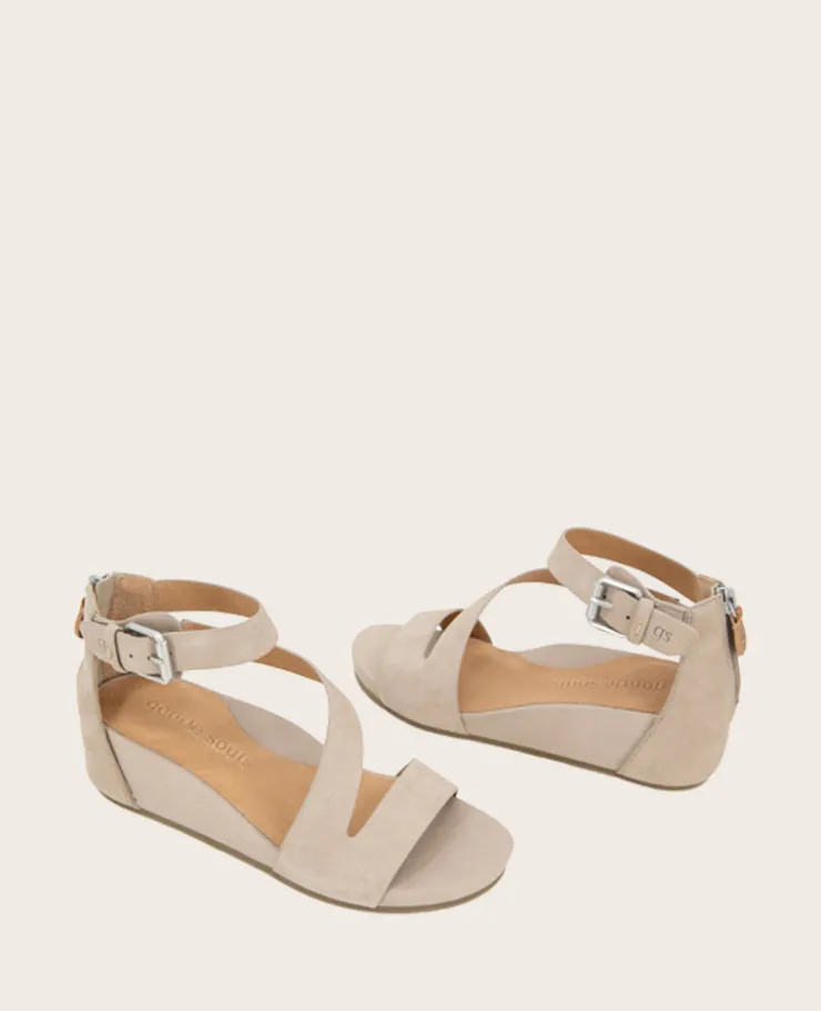 GENTLE SOULS - Gwen Nubuck Wedge Sandal>Kenneth Cole
